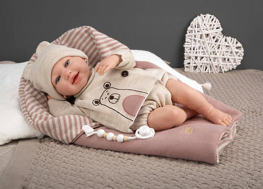 Arias Reborn lėlė kūdikėlis su smėlio spalvos rūbeliais, 45 cm
